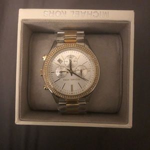Michael Kors Watch new surrounded of diamond.